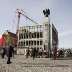 11.11.2022. Kielce. Złożenie kwiatów przed Pomnikiem Niepodległości, na placu przy dworcu PKP / Fot. Jarosław Kubalski - Radio Kielce