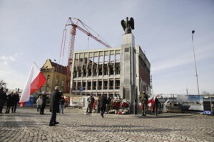 11.11.2022. Kielce. Złożenie kwiatów przed Pomnikiem Niepodległości, na placu przy dworcu PKP / Fot. Jarosław Kubalski - Radio Kielce