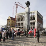 11.11.2022. Kielce. Złożenie kwiatów przed Pomnikiem Niepodległości, na placu przy dworcu PKP / Fot. Jarosław Kubalski - Radio Kielce
