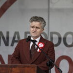 Niepodległość nie jest nam dana raz na zawsze - Radio Kielce 11.11.2022. Kielce. Plac Wolności. Wojewódzkie obchody Narodowego Święta Niepodległości. Na zdjęciu: senator Krzysztof Słoń / Fot. Jarosław Kubalski - Radio Kielce