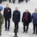 Niepodległość nie jest nam dana raz na zawsze - Radio Kielce 11.11.2022. Kielce. Plac Wolności. Wojewódzkie obchody Narodowego Święta Niepodległości. Na zdjęciu (od lewej): Bogdan Wenta - prezydent Kielc, Zbigniew Koniusz - wojewoda świętokrzyski, Andrzej Bętkowski - marszałek województwa świętokrzyskiego, Tomsza Pleban - wicestarosta kielecki / Fot. Jarosław Kubalski - Radio Kielce