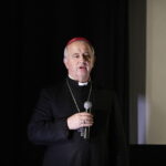 21.11.2022 Kino Moskwa. Debata przed filmem o kardynale Stefanie Wyszyńskim. Na zdjęciu biskup Jan Piotrowski / Fot. Jarosław Kubalski - Radio Kielce