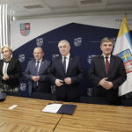 22.11.2022 Kielce. Stypendia dla studentów medycyny. Na zdjęciu od lewej: dyrektor Departamentu Ochrony Zdrowia Urzędu Marszałkowskiego, wicemarszałek Marek Bogusławski, marszałek Andrzej Bętkowski i przewodniczący sejmiku Andrzej Pruś / Fot. Jarosław Kubalski - Radio Kielce