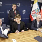 22.11.2022 Kielce. Stypendia dla studentów medycyny. Na zdjęciu od lewej: wicemarszałek Marek Bogusławski, Łukasz Skowron, marszałek Andrzej Bętkowski. Stoi przewodniczący Andrzej Pruś / Fot. Jarosław Kubalski - Radio Kielce