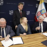 22.11.2022 Kielce. Stypendia dla studentów medycyny. Na zdjęciu od lewej: wicemarszałek Marek Bogusławski, Julia Lubomirska, marszałek Andrzej Bętkowski. Stoi przewodniczący Andrzej Pruś / Fot. Jarosław Kubalski - Radio Kielce