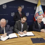 22.11.2022 Kielce. Stypendia dla studentów medycyny. Na zdjęciu od lewej: wicemarszałek Marek Bogusławski, Paweł Borowiec, marszałek Andrzej Bętkowski. Stoi przewodniczący Andrzej Pruś / Fot. Jarosław Kubalski - Radio Kielce