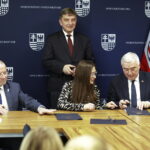 22.11.2022 Kielce. Stypendia dla studentów medycyny. Na zdjęciu od lewej: wicemarszałek Marek Bogusławski, Maria Hrymanowska, marszałek Andrzej Bętkowski. Stoi przewodniczący Andrzej Pruś / Fot. Jarosław Kubalski - Radio Kielce