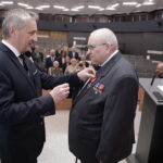 29.11.2022 Kielce. ŚUW. Odznaczenia państwowe dla zasłużonych. Na zdjęciu od lewej: wojewoda Zbigniew Koniusz i Andrzej Sarwa / Fot. Jarosław Kubalski - Radio Kielce