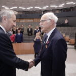 29.11.2022 Kielce. ŚUW. Odznaczenia państwowe dla zasłużonych. Na zdjęciu od lewej: wojewoda Zbigniew Koniusz i Maciej Dynkowski / Fot. Jarosław Kubalski - Radio Kielce