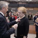 29.11.2022 Kielce. ŚUW. Odznaczenia państwowe dla zasłużonych. Na zdjęciu od lewej: wojewoda Zbigniew Koniusz i Barbara Rożek / Fot. Jarosław Kubalski - Radio Kielce