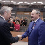 29.11.2022 Kielce. ŚUW. Odznaczenia państwowe dla zasłużonych. Na zdjęciu od lewej: wojewoda Zbigniew Koniusz i Robert Sabat / Fot. Jarosław Kubalski - Radio Kielce