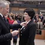 29.11.2022 Kielce. ŚUW. Odznaczenia państwowe dla zasłużonych. Na zdjęciu od lewej: wojewoda Zbigniew Koniusz i Bogusława Chruściel / Fot. Jarosław Kubalski - Radio Kielce