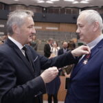 29.11.2022 Kielce. ŚUW. Odznaczenia państwowe dla zasłużonych. Na zdjęciu od lewej: wojewoda Zbigniew Koniusz i ks. Jerzy Dąbek / Fot. Jarosław Kubalski - Radio Kielce