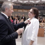 29.11.2022 Kielce. ŚUW. Odznaczenia państwowe dla zasłużonych. Na zdjęciu od lewej: wojewoda Zbigniew Koniusz i Monika Strojewska / Fot. Jarosław Kubalski - Radio Kielce