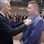 29.11.2022 Kielce. ŚUW. Odznaczenia państwowe dla zasłużonych. Na zdjęciu od lewej: wojewoda Zbigniew Koniusz i Jakub Majka / Fot. Jarosław Kubalski - Radio Kielce