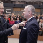 29.11.2022 Kielce. ŚUW. Odznaczenia państwowe dla zasłużonych. Na zdjęciu od lewej: wojewoda Zbigniew Koniusz i Łukasz Karpiński / Fot. Jarosław Kubalski - Radio Kielce