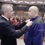29.11.2022 Kielce. ŚUW. Odznaczenia państwowe dla zasłużonych. Na zdjęciu od lewej: wojewoda Zbigniew Koniusz i Piotr Kolasiński / Fot. Jarosław Kubalski - Radio Kielce