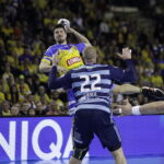 Mecz Ligi Mistrzów Łomża Industria – PICK Szeged. Na zdjęciu (z piłką): Alex Dujszebajew / Fot. Jarosław Kubalski - Radio Kielce