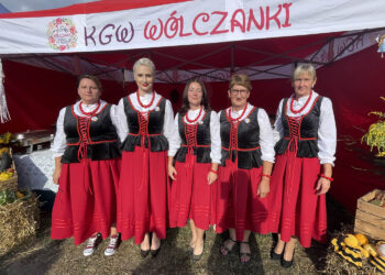 Eleganckie i klasyczne stroje KGW z Wólki Bałtowskiej - Radio Kielce