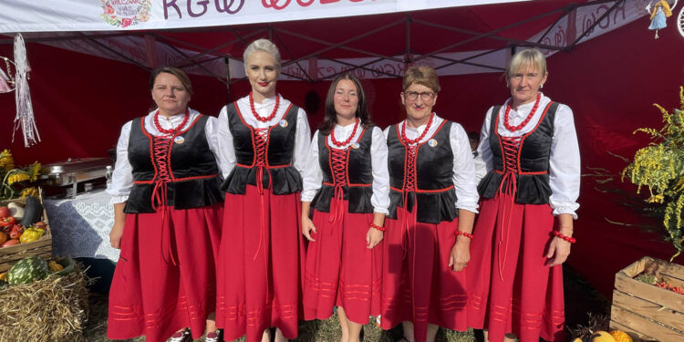 Eleganckie i klasyczne stroje KGW z Wólki Bałtowskiej - Radio Kielce Eleganckie i klasyczne stroje KGW z Wólki Bałtowskiej - Radio Kielce