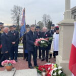 11.11.2022. Iwaniska. Odsłonięcie odnowionego pomnika ostatniego burmistrza Iwanisk. Kwiaty składa radny powiatowy Kazimierz Żółtek/ Fot. Emilia Sitarska - Radio Kielce