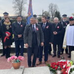 11.11.2022. Iwaniska. Odsłonięcie odnowionego pomnika ostatniego burmistrza Iwanisk. Kwiaty składają radni PiS rady miejskiej w Iwaniskach Piotr Woźniak oraz Kamil Batóg. / Fot. Emilia Sitarska - Radio Kielce