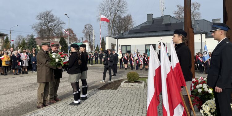 11.11.2022. Mirzec. Uroczystości w 104. rocznicę odzyskania niepodległości przez Polskę / Fot. Emilia Sitarska - Radio Kielce