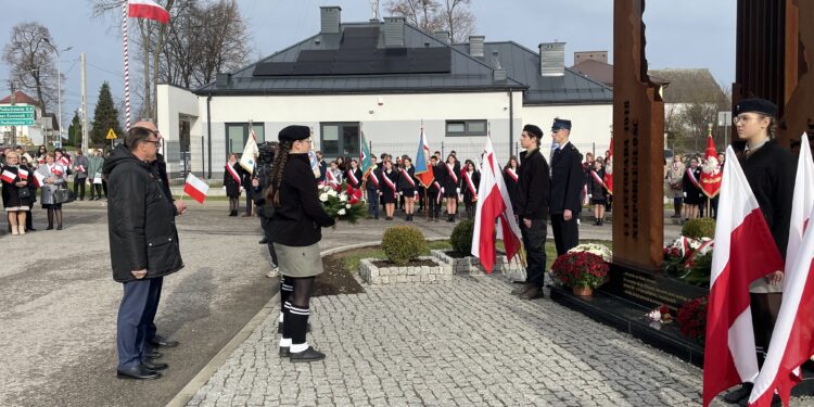 11.11.2022. Mirzec. Uroczystości w 104. rocznicę odzyskania niepodległości przez Polskę / Fot. Emilia Sitarska - Radio Kielce