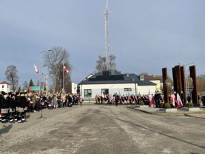 Odsłonięcie rzeźby Jadwigi Prendowskiej było głównym punktem obchodów 11 listopada w gminie Mirzec - Radio Kielce
