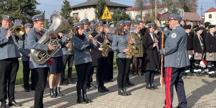 11.11.2022. Mirzec. Uroczystości w 104. rocznicę odzyskania niepodległości przez Polskę / Fot. Emilia Sitarska - Radio Kielce