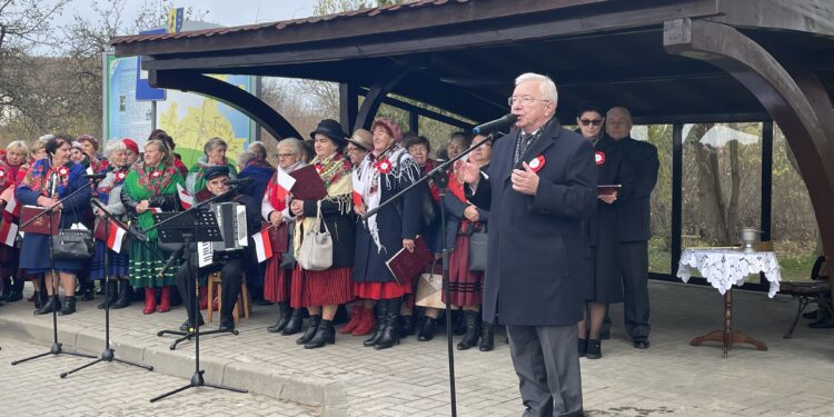 11.11.2022. Mirzec. Uroczystości w 104. rocznicę odzyskania niepodległości przez Polskę. Na zdjęciu (przemawia): poseł Krzysztof Lipiec / Fot. Emilia Sitarska - Radio Kielce