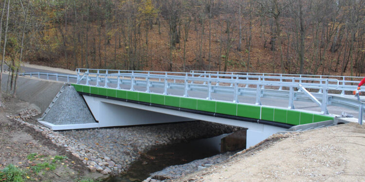 W Małym Jodle rolnicy doczekali się nowego mostu - Radio Kielce W Małym Jodle rolnicy doczekali się nowego mostu - Radio Kielce