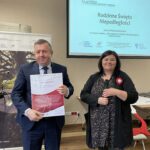 12.11.2022. Sudół. Rodzinne Święto Niepodległości. Na zdjęciu (od lewej): Jerzy Murzyn - wójt Bodzechowa, Sylwia Ojczymek-Mroczek - prezes Fundacji Akademia Inicjatywy i Rozwoju / Fot. Emilia Sitarska - Radio Kielce