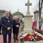 11.11.2022. Iwaniska. Odsłonięcie odnowionego pomnika ostatniego burmistrza Iwanisk. Na zdjęciu (od lewej): Marek Staniek - burmistrz Iwanisk, poseł Krzysztof Lipiec. / Fot. Emilia Sitarska - Radio Kielce