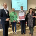 12.11.2022. Sudół. Rodzinne Święto Niepodległości. Na zdjęciu (od lewej): Mariusz Pasternak, Małgorzata Sobieraj, Agnieszka Rogalińska - radni powiatowi, Sylwia Ojczymek-Mroczek - prezes Fundacji Akademia Inicjatywy i Rozwoju / Fot. Emilia Sitarska - Radio Kielce