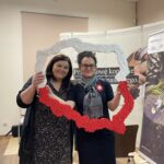 12.11.2022. Sudół. Rodzinne Święto Niepodległości. Na zdjęciu (od lewej): Sylwia Ojczymek-Mroczek - prezes Fundacji Akademia Inicjatywy i Rozwoju i Barbara Płatek - uczestniczka wydarzenia / Fot. Emilia Sitarska - Radio Kielce