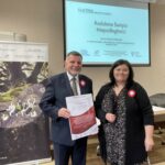 12.11.2022. Sudół. Rodzinne Święto Niepodległości. Na zdjęciu (od lewej): poseł Andrzej Kryj, Sylwia Ojczymek-Mroczek - prezes Fundacji Akademia Inicjatywy i Rozwoju / Fot. Emilia Sitarska - Radio Kielce