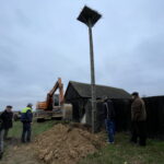 20.11.2022. Olszownica. Montaż nowego gniazda dla bocianów. / Fot. Emilia Sitarska - Radio Kielce