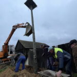 20.11.2022. Olszownica. Montaż nowego gniazda dla bocianów. / Fot. Emilia Sitarska - Radio Kielce