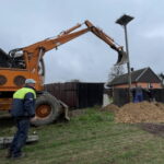 20.11.2022. Olszownica. Montaż nowego gniazda dla bocianów. / Fot. Emilia Sitarska - Radio Kielce