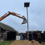 20.11.2022. Olszownica. Montaż nowego gniazda dla bocianów. / Fot. Emilia Sitarska - Radio Kielce