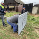 20.11.2022. Olszownica. Montaż nowego gniazda dla bocianów. / Fot. Emilia Sitarska - Radio Kielce