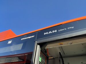 15.11.2022. Ostrowiec Św. Wyjazd nowych autobusów MAN na ulice miasta. / Fot. Emilia Sitarska - Radio Kielce