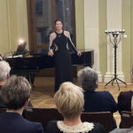 13.11.2022. Ostrowiec Świętokrzyski. Koncert niepodległościowy w Pałacu Wielopolskich w Częstocicach. Na zdjęciu (od lewej): Artur Jaroń i sopranistka Joanna Woś. / Fot. Emilia Sitarska - Radio Kielce