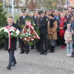 11.11.2022. Ostrowiec Świętokrzyski. Uroczystości w 104. rocznicę odzyskania niepodległości. Kwiaty składa poseł Andrzej Kryj. / Fot. Andrzej Kryj - Facebook