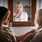 Fotografie powstały w ramach projektu realizowanego przez Muzeum Wsi Kieleckiej w 2015 roku pt. „Z szafy prababci” oraz z książki „Stroje ludowe Kielecczyzny” / Zdjęcia Łukasz Bełdowski i Mariusz Łężniak