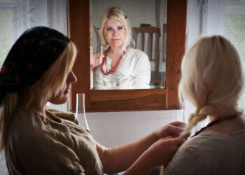 Fotografie powstały w ramach projektu realizowanego przez Muzeum Wsi Kieleckiej w 2015 roku pt. „Z szafy prababci” oraz z książki „Stroje ludowe Kielecczyzny” / Zdjęcia Łukasz Bełdowski i Mariusz Łężniak