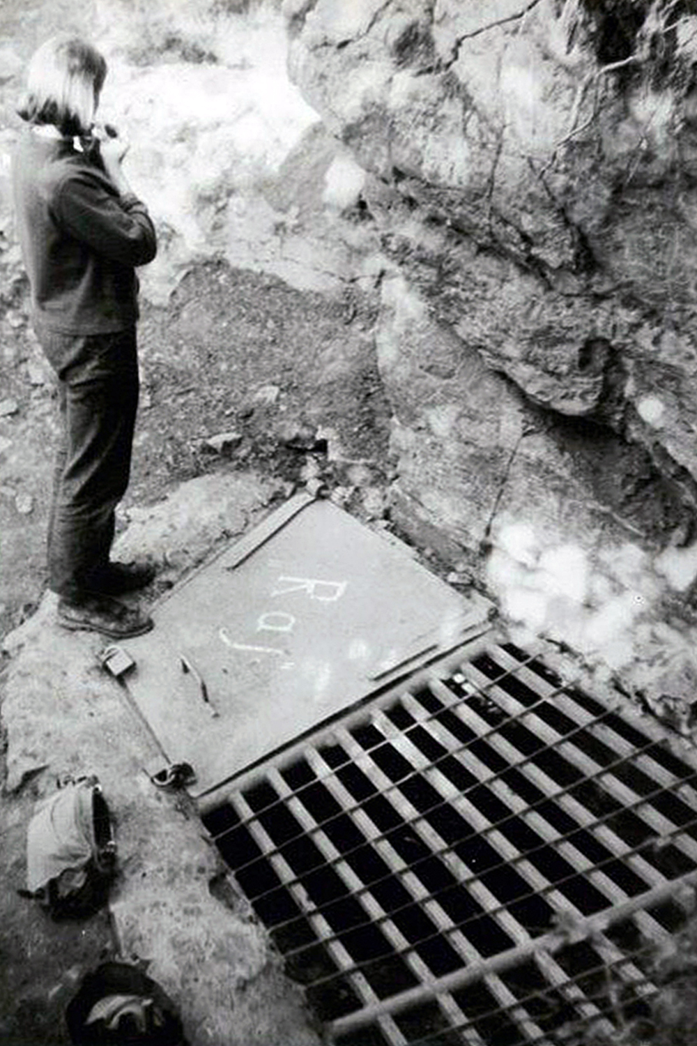 Zabezpieczenie wejścia do Jaskini Raj lipcu 1965 roku / Fot. T. Wróblewski, źródło: archiwum Przedsiębiorstwa Turystycznego „Łysogóry”