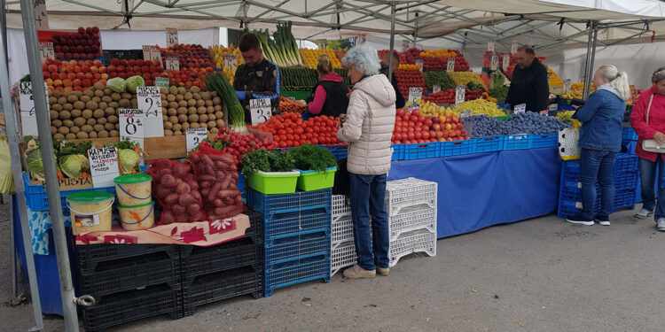 16.09.2022. Kielce. Plac targowy. Warzywa i owoce / Fot. Marzena Smoręda - Radio Kielce