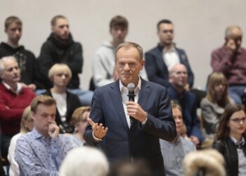 05.11.2022. Sandomierz. Szkoła Podstawowa nr 4. Spotkanie Donalda Tuska z mieszkańcami / Fot. Wiktor Taszłow - Radio Kielce